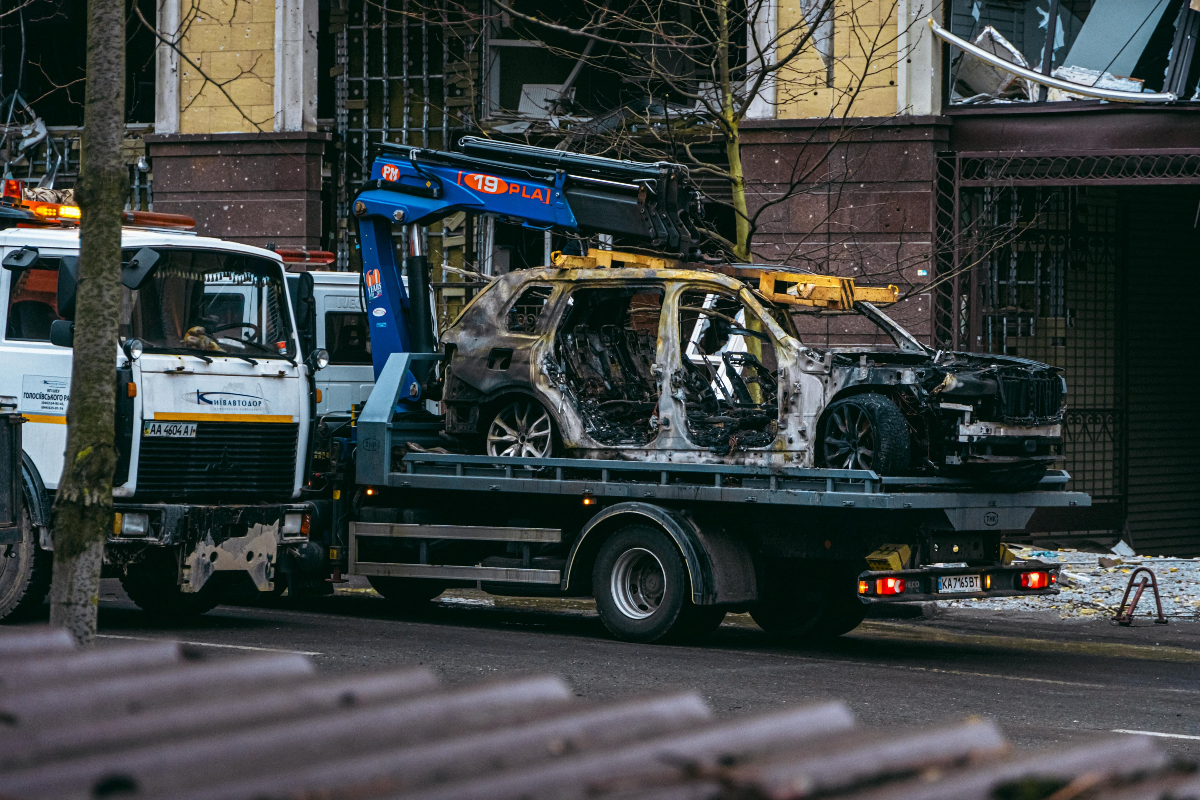 Depanneuse chargeant un vehicule hors d'usage