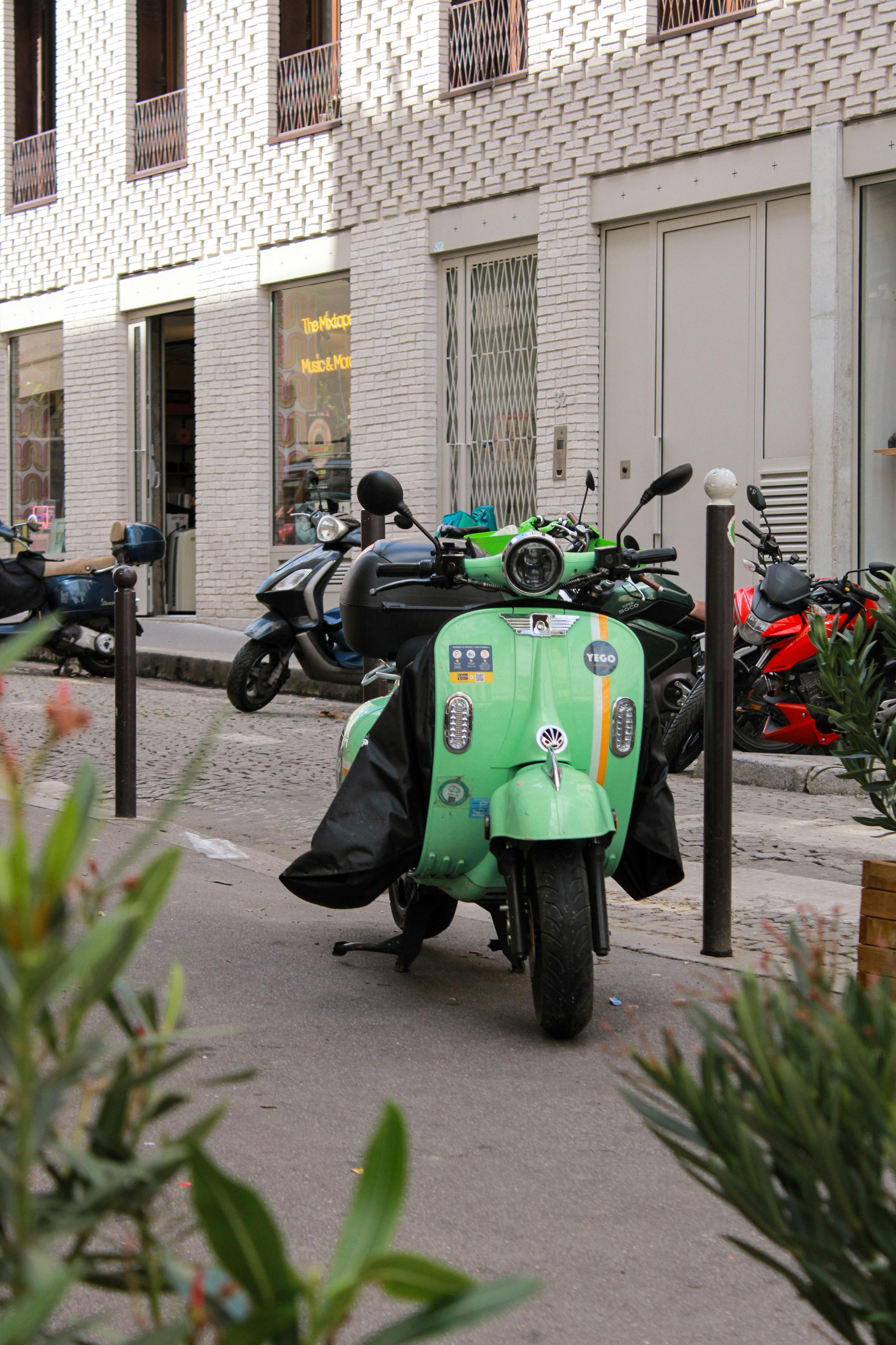 Scooter en zone urbaine représentatif des deux-roues pris en charge